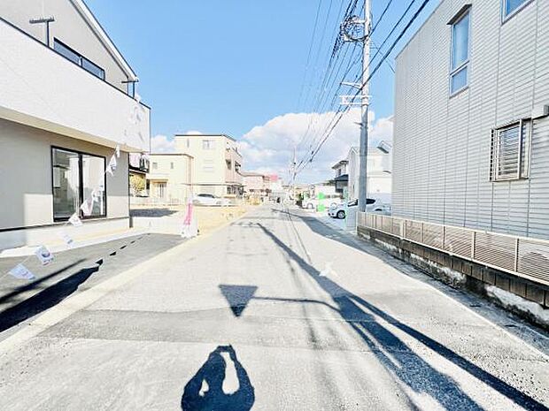 前面道路を含めた現地写真です。