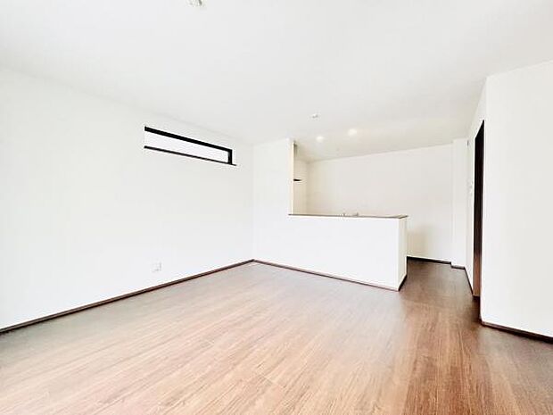 お食事中もキッチンと会話が楽しめるダイニングスペース。