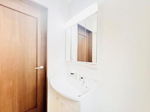 洗面化粧台です。朝の身支度から1日が始まります。