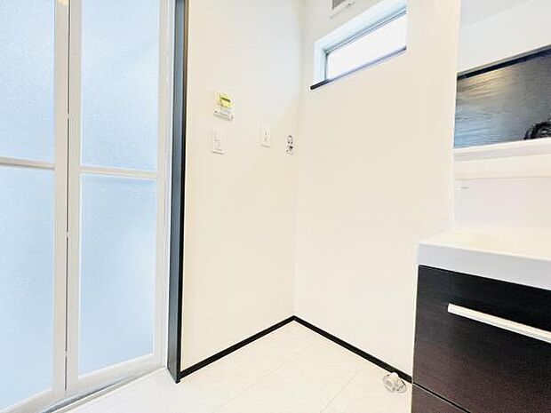 独立洗面台の横にはランドリースペースがございます。