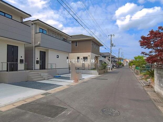 前面道路を含めた現地写真です。