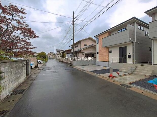 前面道路を含めた現地写真です。