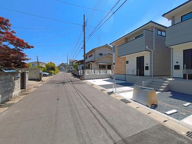 前面道路を含めた現地写真です。
