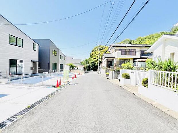 前面道路を含めた現地写真です。