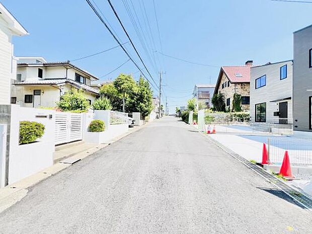 前面道路を含めた現地写真です。
