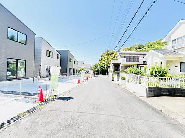 前面道路を含めた現地写真です。