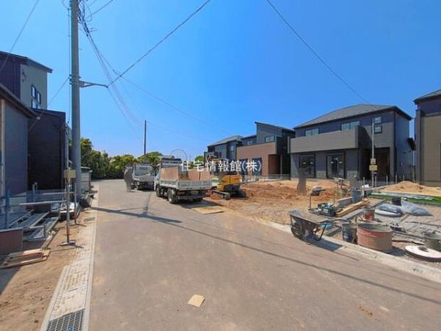 前面道路を含めた現地写真です。