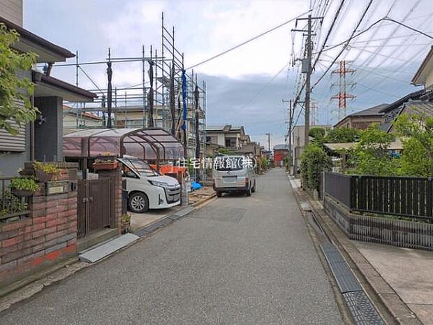 前面道路を含めた現地写真です。