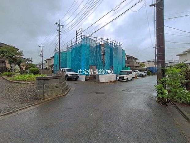 前面道路を含めた現地写真です。