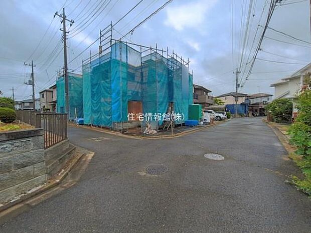 前面道路を含めた現地写真です。