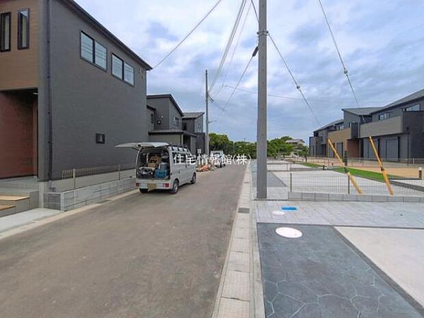 前面道路を含めた現地写真です。