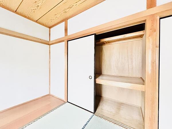 いつでもお部屋をスッキリお使い頂ける収納スペースを設置。