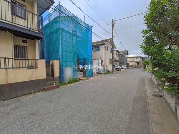 前面道路を含めた現地写真です。