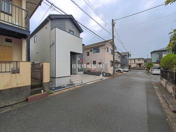 前面道路を含めた現地写真です。