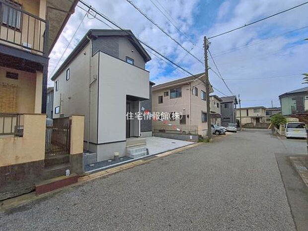 前面道路を含めた現地写真です。