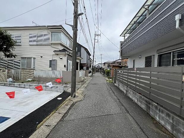 前面道路です。住宅地につき落ち着いた新生活を始められそうです。