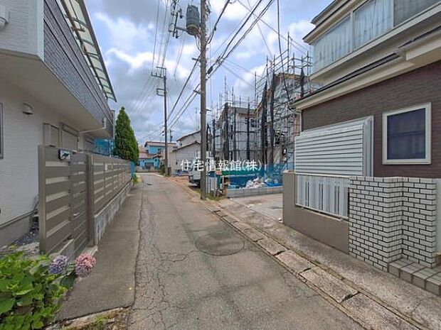 前面道路を含めた現地写真です。