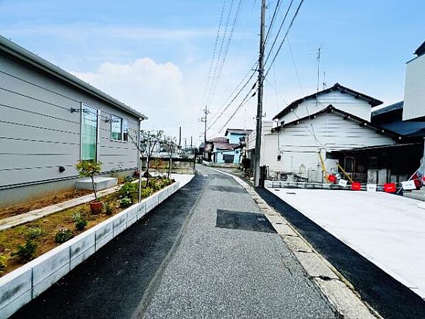 前面道路を含めた現地写真です。