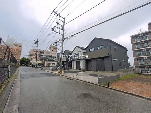 前面道路を含めた現地写真です。
