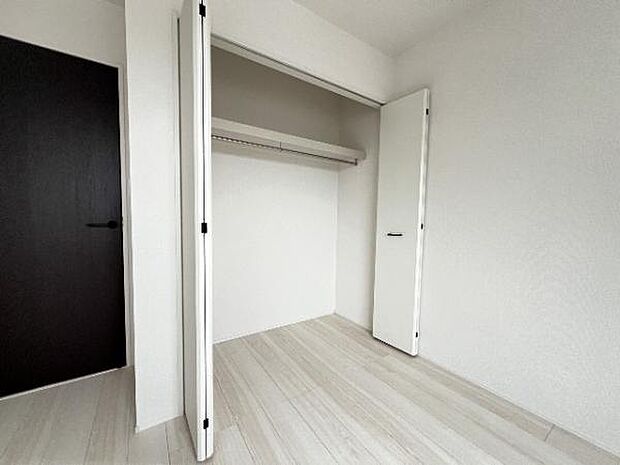 いつでもお部屋をスッキリお使い頂ける収納スペースを設置。