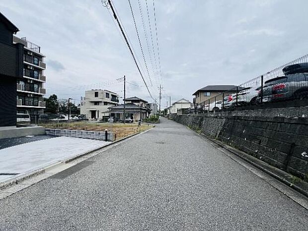 前面道路を含めた現地写真です。