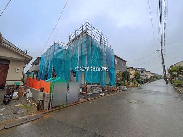 前面道路を含めた現地写真です。