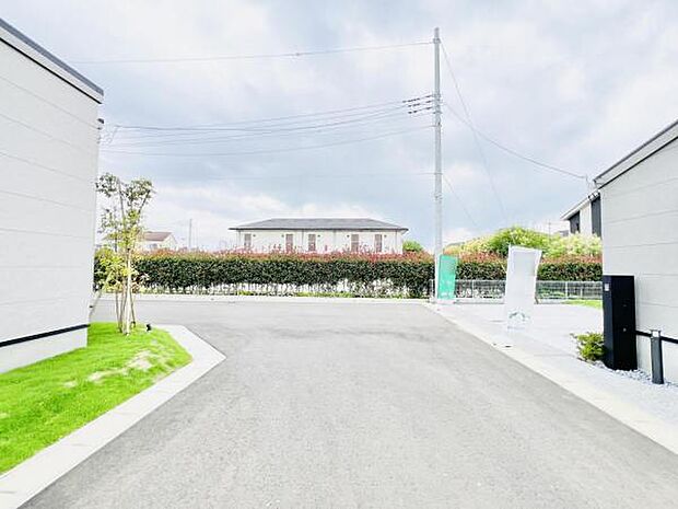 前面道路を含めた現地写真です。