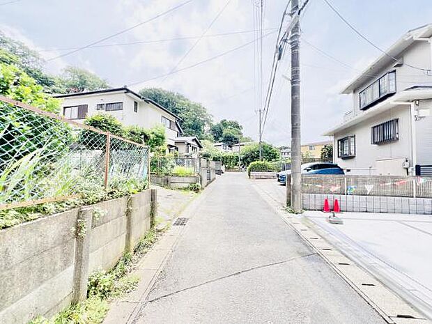 前面道路を含めた現地写真です。