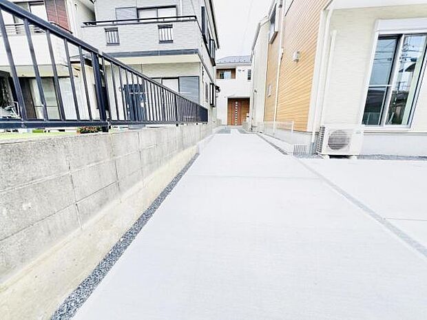 駐車場ももちろん完備しておりますのでお車所有の方にも心強いです。