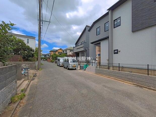 前面道路を含めた現地写真です。