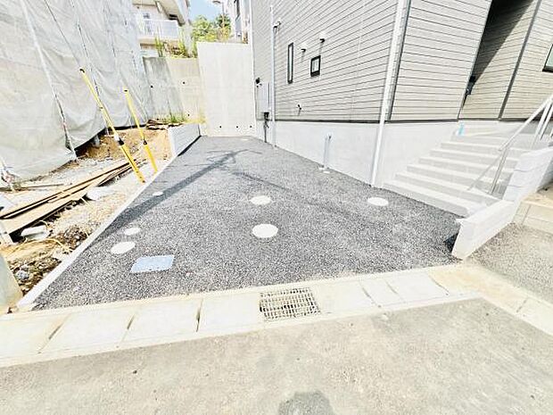 駐車場ももちろん完備しておりますのでお車所有の方にも心強いです。