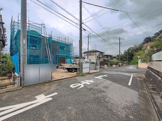 前面道路を含めた現地写真です。