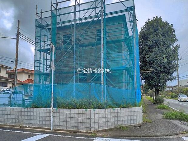 前面道路を含めた現地写真です。