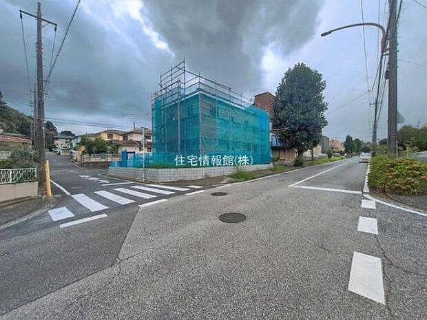 前面道路を含めた現地写真です。