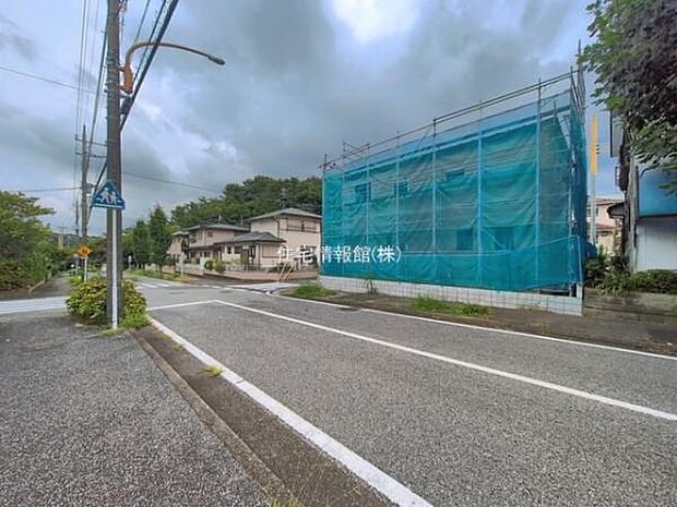 前面道路を含めた現地写真です。