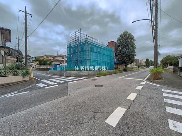 前面道路を含めた現地写真です。