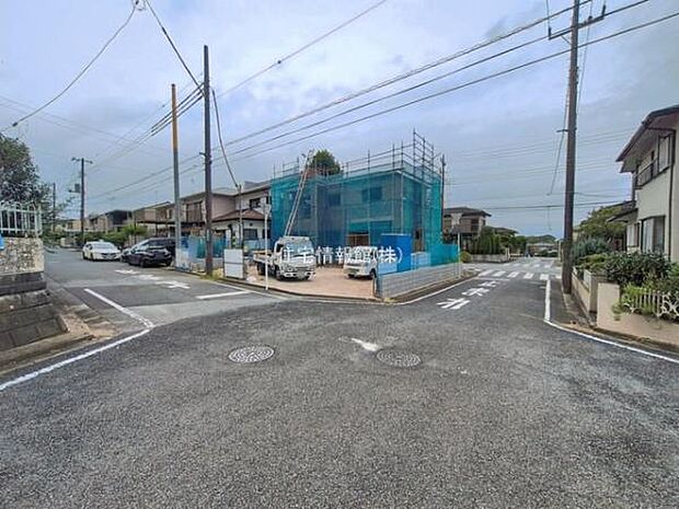 前面道路を含めた現地写真です。