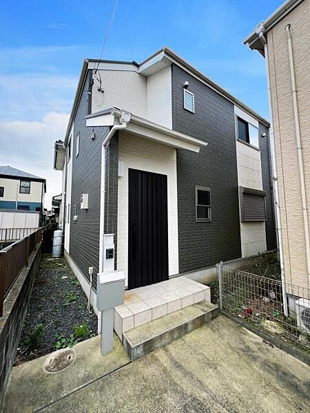 雨天時の荷物搬入に便利な玄関ポーチ付きです。