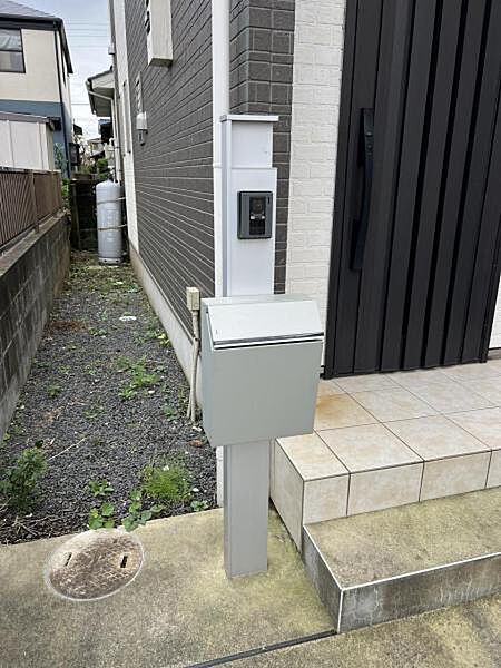 TVドアホンとポストが付いた門柱です。