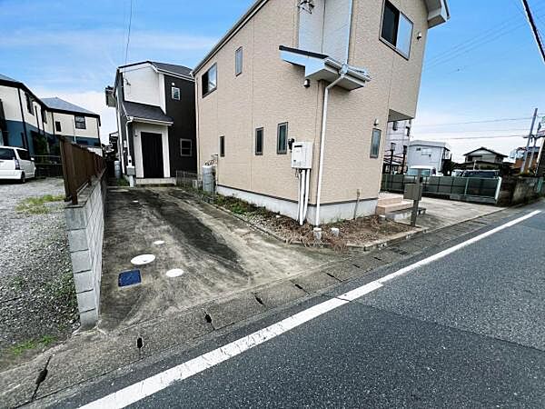 前面道路を含めた現地写真です。ぜひ周辺環境も併せてご覧ください。