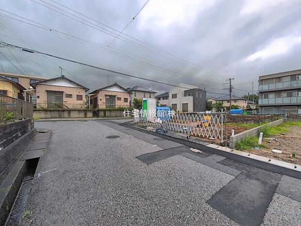 前面道路を含めた現地写真です。