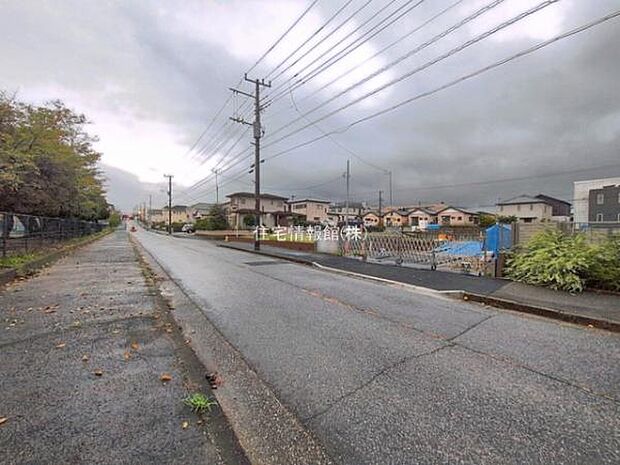 前面道路を含めた現地写真です。