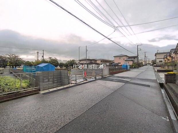 前面道路を含めた現地写真です。