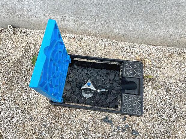 屋外に、洗車がガーデニングに便利な外水栓がございます。