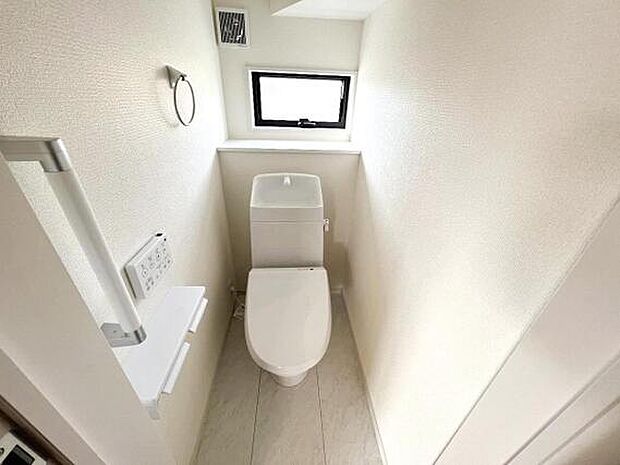 温水洗浄便座付きトイレは嬉しい標準装備です。