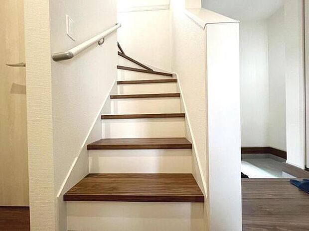 2階へ繋がる階段は、手すり付きです。