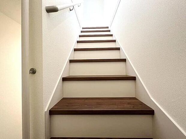 階段には手すりがあり助かります。
