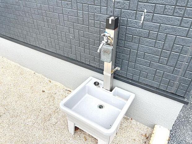ペットのお散歩帰りやマイカーの洗車時などに便利な、戸外の水栓です。