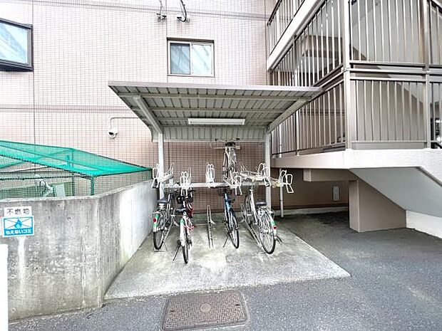 自転車置場です。屋根付きがうれしいですね。