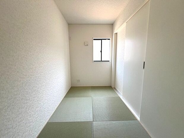 リビングスペースに隣接する和室です。